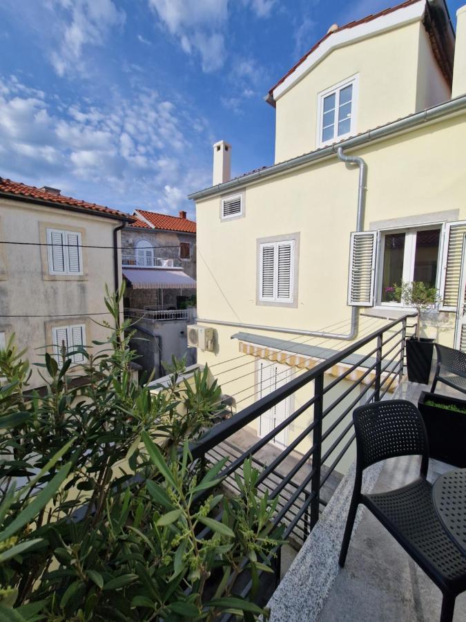 Apartment And Room Marija Krk Town Exteriör bild