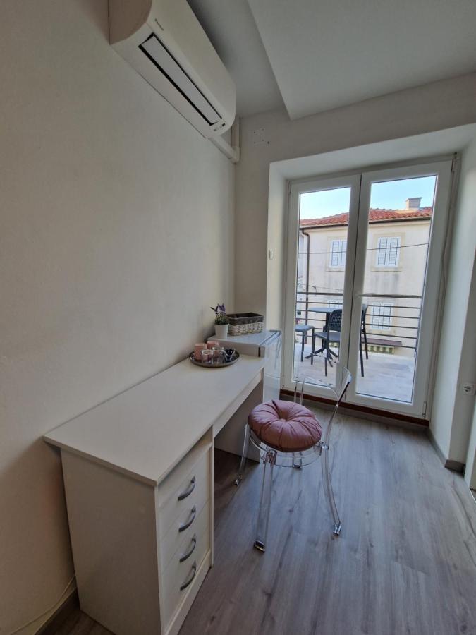Apartment And Room Marija Krk Town Exteriör bild